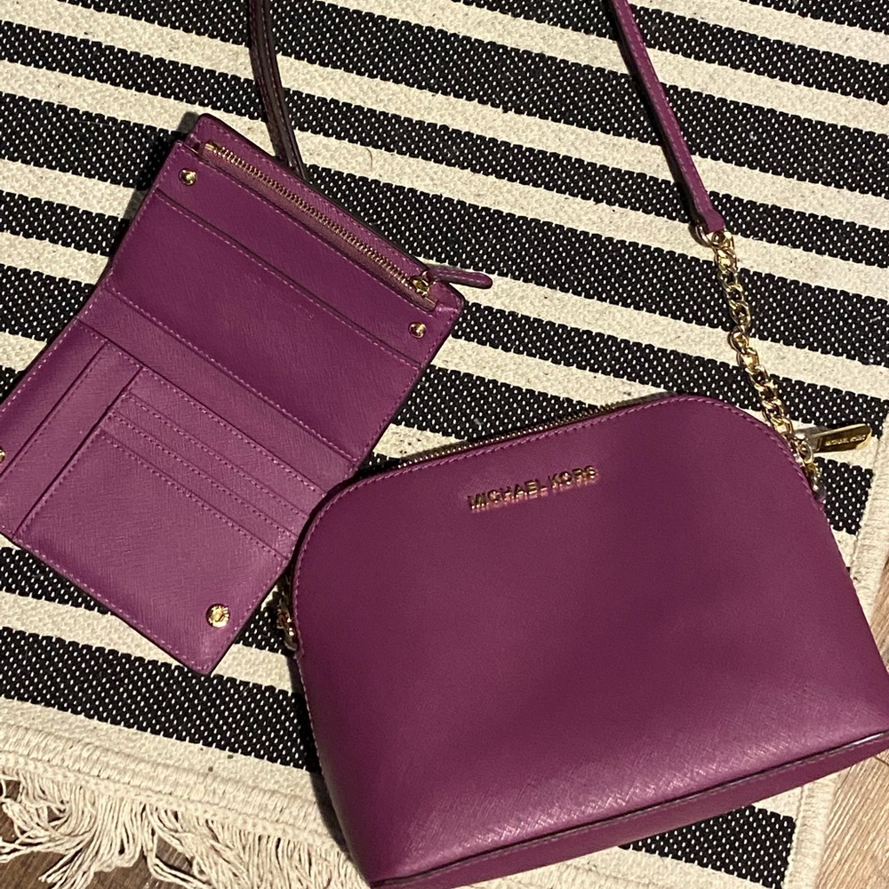 Michael Kors Pink/Purple Jet Set Travel Medium Logo Dome Crossbody Bag
Design
